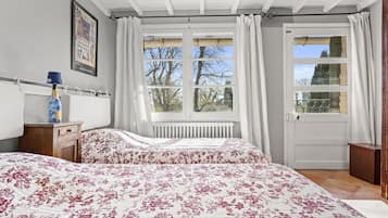 Tabla de planchar con plancha, wifi y ropa de cama