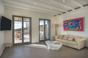 Deluxe Villa, 4 Yatak Odası, Kişiye Özel Havuzlu, Deniz Manzaralı | Oturma alanı | Düz ekran televizyon, DVD oynatıcı 