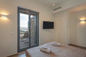 خزنة داخل الغرفة وستائر تعتيم ومكواة/لوح كي وواي فاي مجانًا