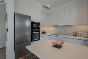 خزنة داخل الغرفة وستائر تعتيم ومكواة/لوح كي وواي فاي مجانًا