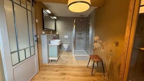 Ein modernes Badezimmer mit Dusche, Toilette und Waschbecken.