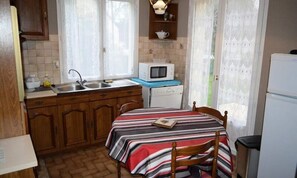 Fridge, microwave, oven, dishwasher - House in Quistinic Near Trestraou Beach (Perros-Guirec)