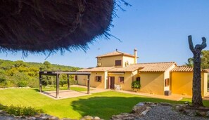 Property grounds - Spacious villa with private pool and airconditioning  (CT)