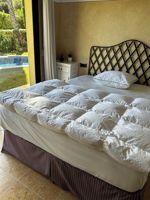 4 bedrooms, desk, iron/ironing board, travel cot - Spacious villa with private pool and airconditioning  (CT)
