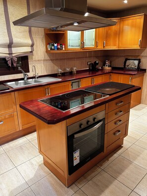 Private kitchen - Spacious villa with private pool and airconditioning  (CT)