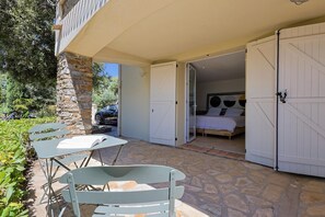 Outdoor dining - Villa Marquet - Pool, AC, Walk to Beach, Grimaud near St-Tropez (Grimaud)
