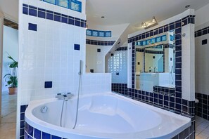 Shower, hair dryer, towels, soap - Villa Marquet - Pool, AC, Walk to Beach, Grimaud near St-Tropez (Grimaud)