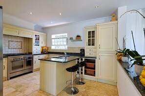 Private kitchen - Villa Marquet - Pool, AC, Walk to Beach, Grimaud near St-Tropez (Grimaud)