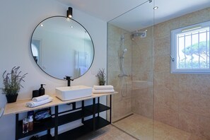 Shower, hair dryer, towels, soap - Villa Marquet - Pool, AC, Walk to Beach, Grimaud near St-Tropez (Grimaud)