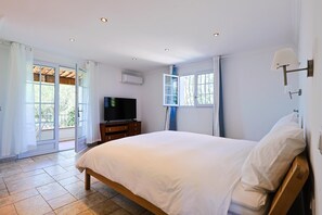 Iron/ironing board, Internet, bed sheets - Villa Marquet - Pool, AC, Walk to Beach, Grimaud near St-Tropez (Grimaud)