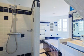 Shower, hair dryer, towels, soap - Villa Marquet - Pool, AC, Walk to Beach, Grimaud near St-Tropez (Grimaud)