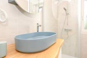 Shower, hair dryer, towels - MGH- Dajaami Apartment Lazise (Lazise)