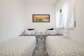 2 habitaciones, tabla de planchar con plancha y cuna de viaje