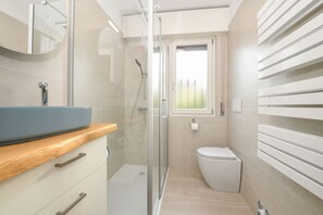 Shower, hair dryer, towels - MGH- Dajaami Apartment Lazise (Lazise)
