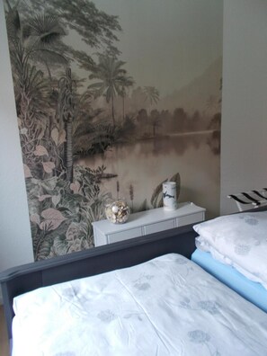 Tabla de planchar con plancha, wifi, ropa de cama