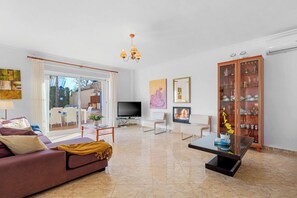 TV - Villa La Marina - PlusHolidays (Benissa)