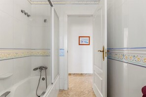 Shower, hair dryer, towels - Villa La Marina - PlusHolidays (Benissa)