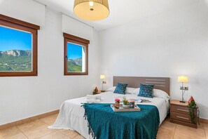 Tabla de planchar con plancha y ropa de cama 