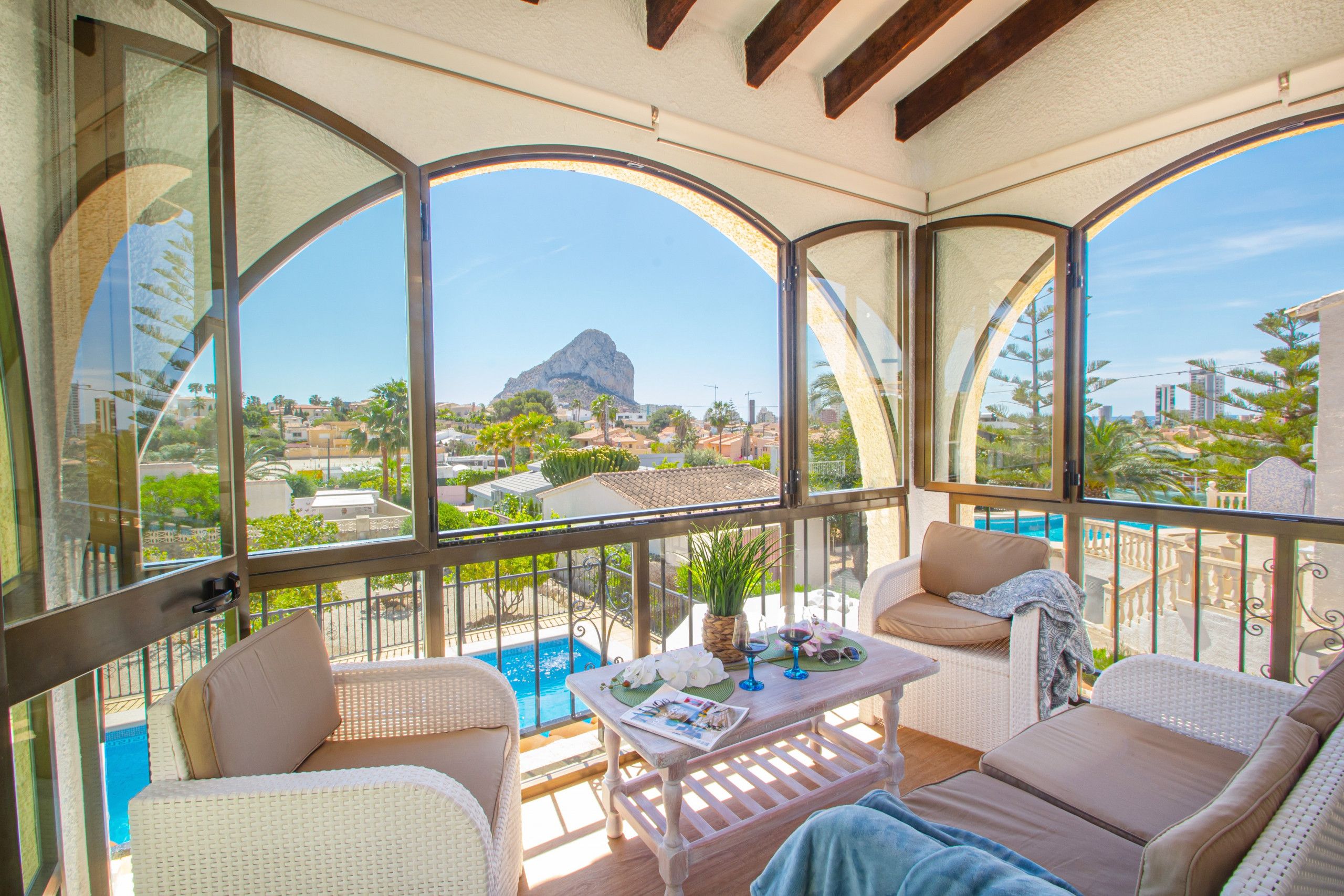 Un balcon avec vue sur une montagne et une piscine.