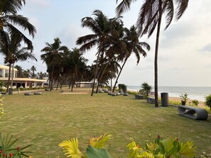 På stranden og hvit sand