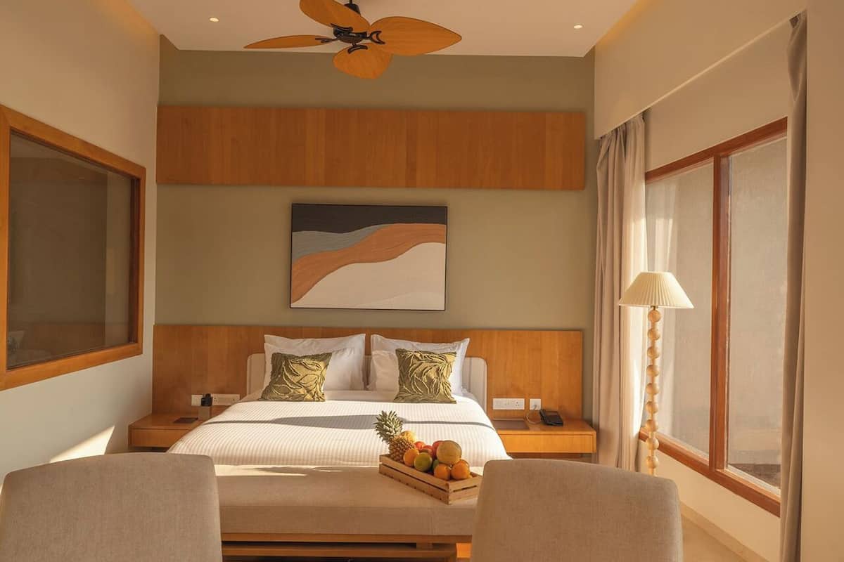 Kahden hengen deluxe-huone, parveke, rantanäköala | Egyptinpuuvillaiset lakanat, ylelliset vuodevaatteet, untuvapeitot