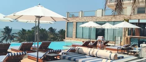 3 개의 야외 수영장