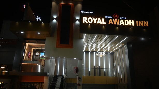 Das Royal Awadh Inn mit modernem Design, mit einem markanten Eingang und einer Treppe zum Empfangsbereich.
