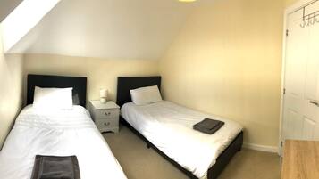 3 bedrooms, iron/ironing board, WiFi, bed sheets