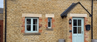 Cosy Eco cottage Cirencester,Capital of the Cotswolds,bibury close pet frendly