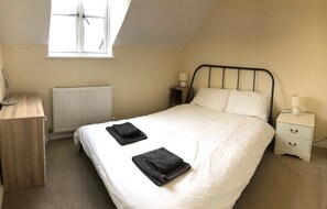 3 bedrooms, iron/ironing board, WiFi, bed sheets