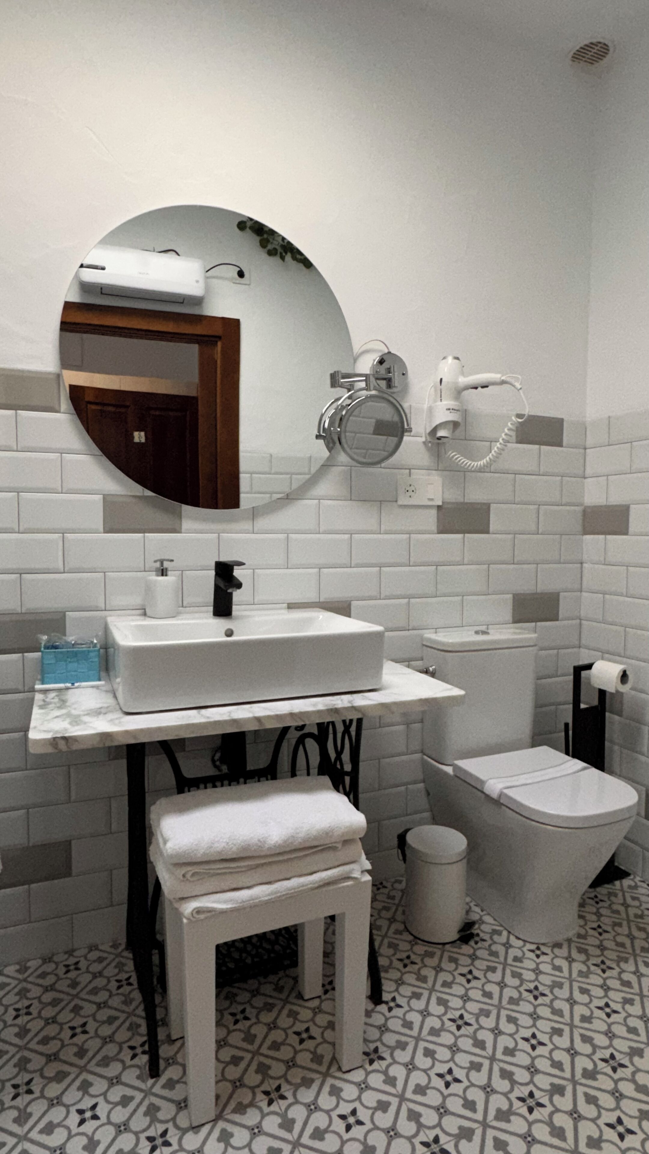 Habitación Confort doble | Baño | Ducha, artículos de higiene personal gratuitos y secador de pelo