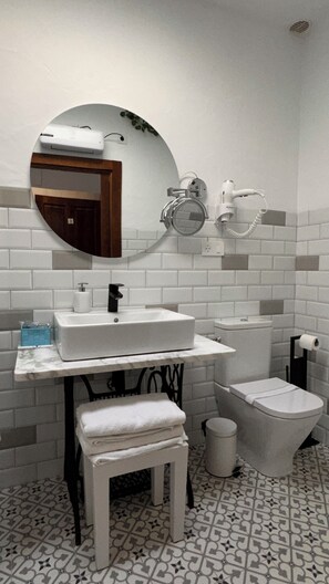 Dobbeltrom – comfort | Bad | Dusj, toalettartikler (inkludert), hårføner og håndklær