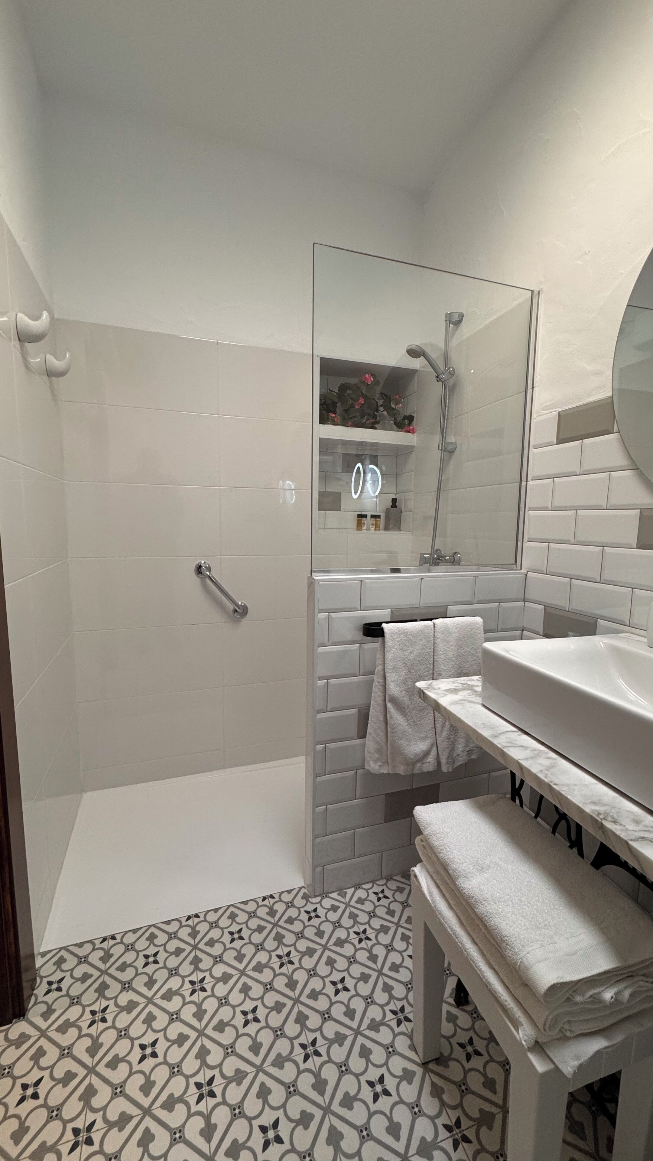 Comfort tweepersoonskamer, 2 slaapkamers | Badkamer | Een douche, gratis toiletartikelen, een haardroger, handdoeken