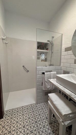 Chambre Confort double, 2 chambres | Salle de bain | Douche, articles de toilette (gratuits), séchoir à cheveux