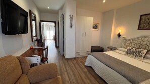 Dobbeltrom – comfort | Skrivebord, skrivebord for bærbar PC og wi-fi (inkludert)