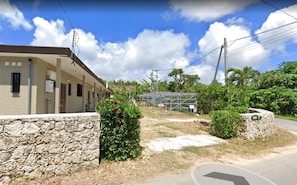 Property grounds - One minute to the ocean on the west coast of Ishigaki Island, a spectacular sunset spot! Studio with kitchen RoomD (石垣市)