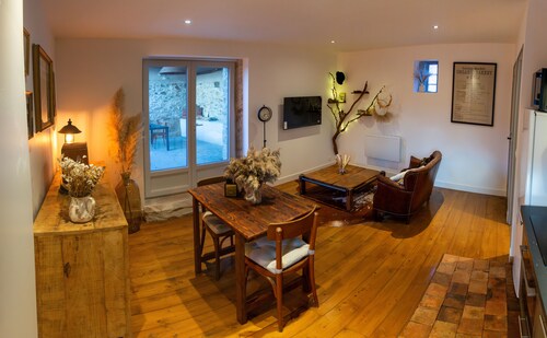 Charming, cosy and bright gîte, equipped kitchen, elegant bedroom, quiet location.