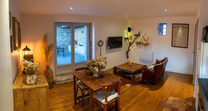 Charming, cosy and bright gîte, equipped kitchen, elegant bedroom, quiet location.