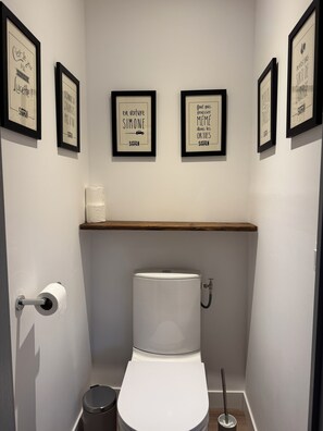 Een douche, een haardroger, handdoeken, toiletpapier