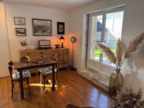 Interior - Charming, cosy and bright gîte, equipped kitchen, elegant bedroom, quiet location. (Savenay)
