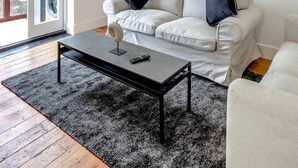 Living area - Greener Stays - A Beautiful 3-double bedroom House (London)