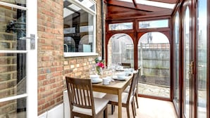 Dining - Greener Stays - A Beautiful 3-double bedroom House (London)