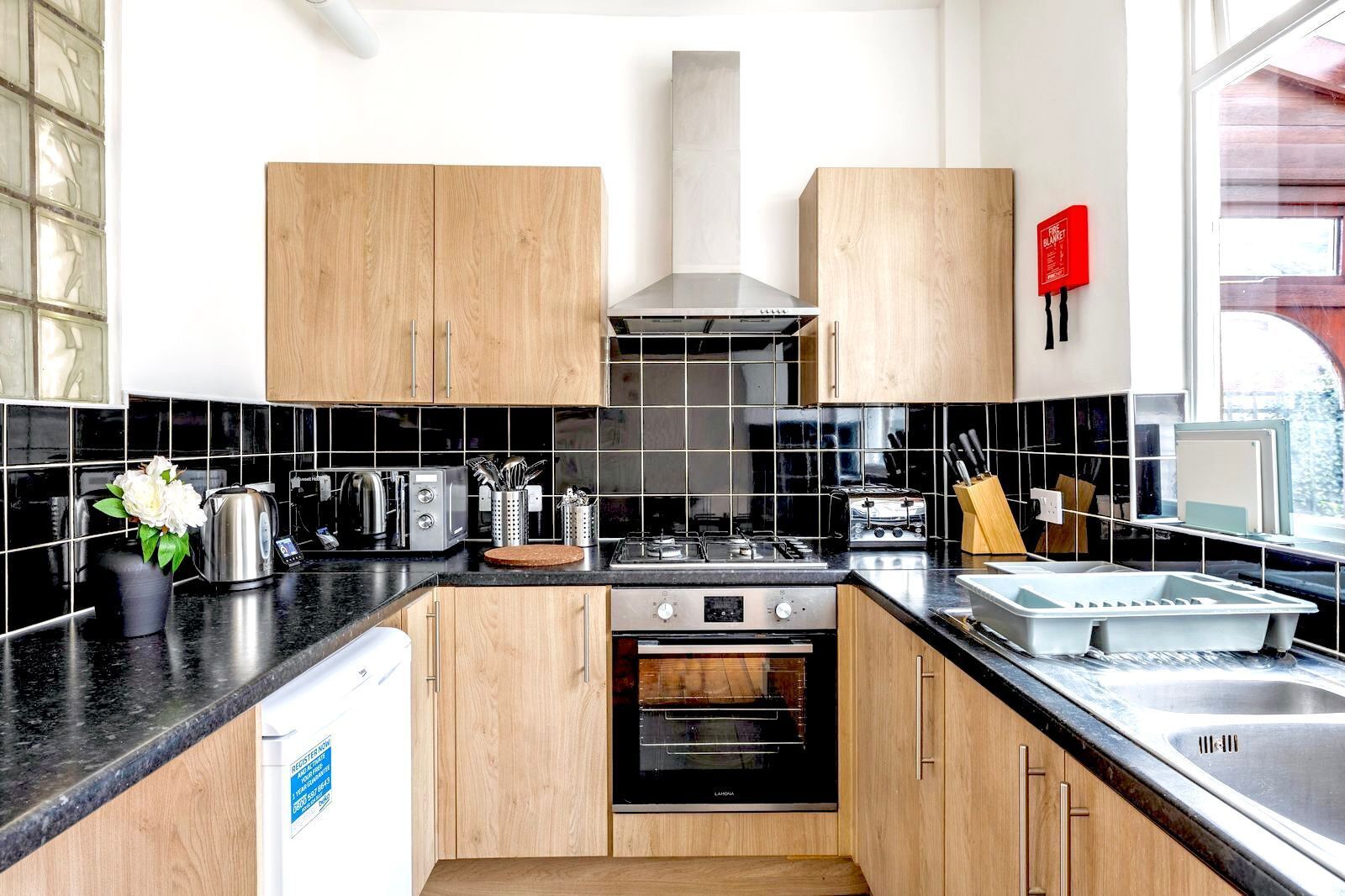 Mikrobølgeovn, ovn, kokeplater og oppvaskmaskin