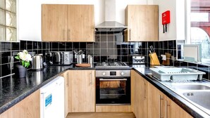 Private kitchen - Greener Stays - A Beautiful 3-double bedroom House (London)