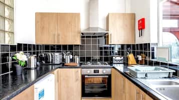 Mikrobølgeovn, ovn, kokeplater og oppvaskmaskin