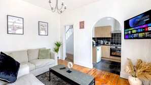 Living area - Greener Stays - A Beautiful 3-double bedroom House (London)