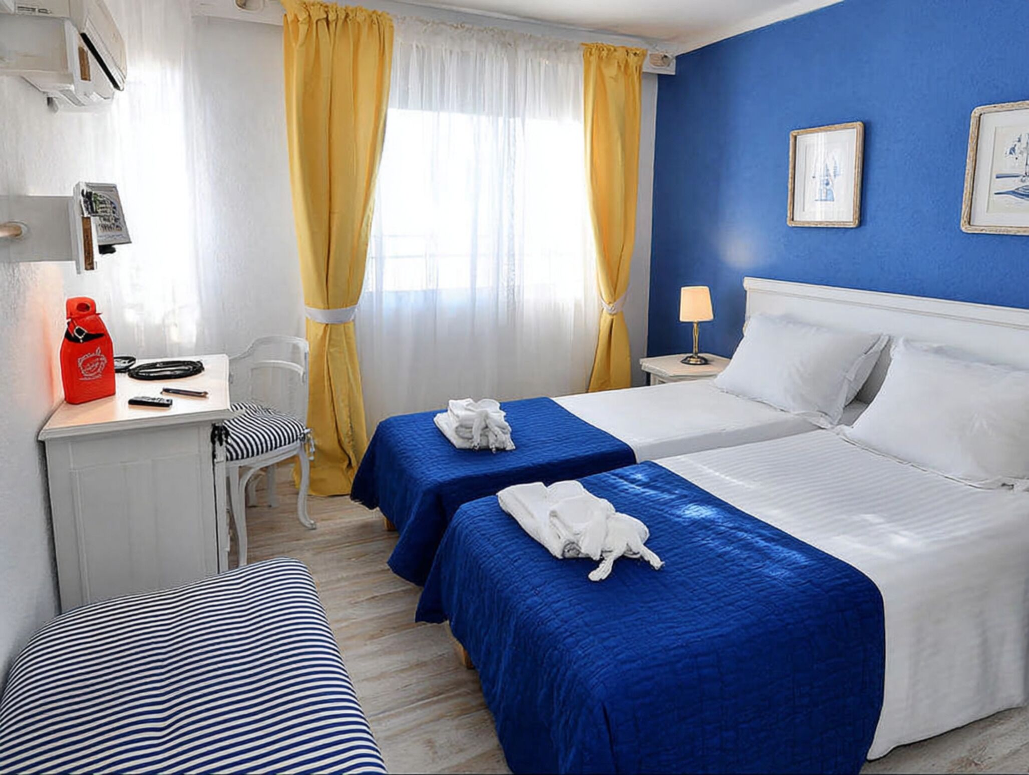 Minibar, in-room safe, WiFi (free), bed sheets
