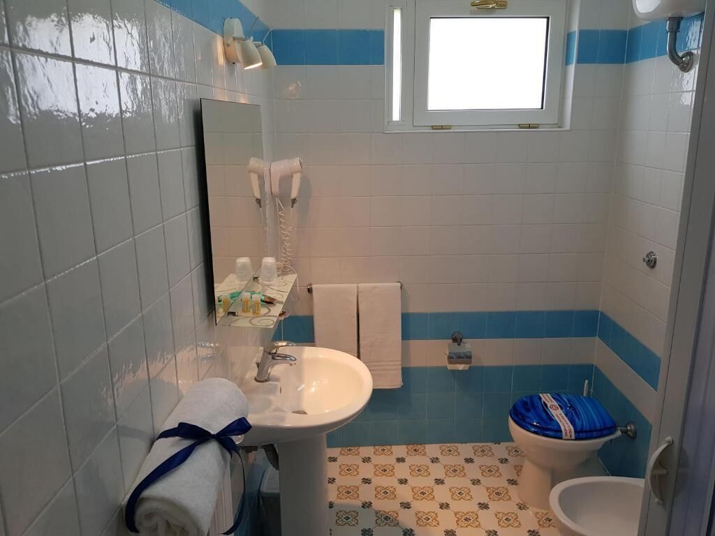 Douche, articles de toilette gratuits, sèche-cheveux