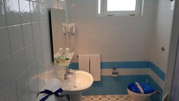 Douche, articles de toilette gratuits, sĂšche-cheveux