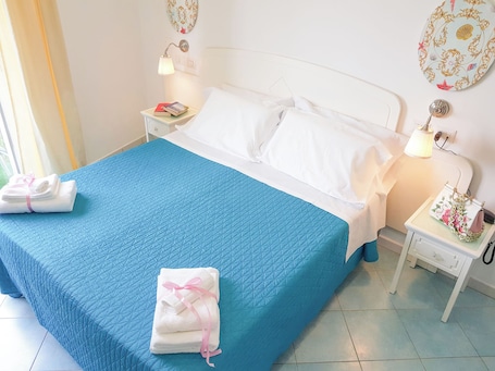 Minibar, caja de seguridad en la habitación, wifi gratis y ropa de cama . Hotiday Vico Equense